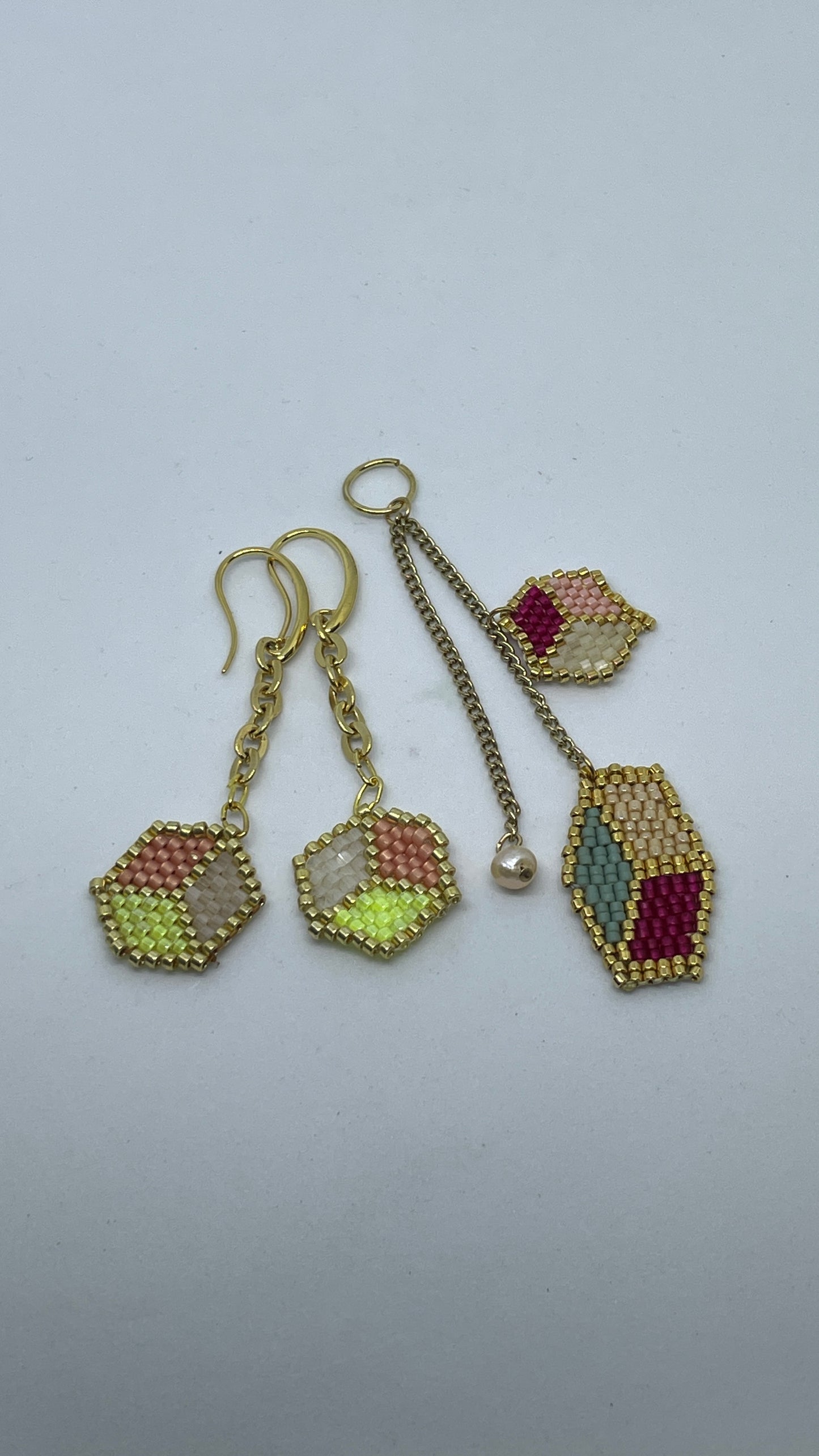 11-15-26A Mr. Mueller's Geometry Box Create Three dimension charms with various color pallets. Linda 10:30-1:30pm
